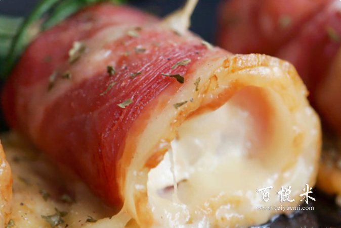 超級好吃的培根做法，培根片裹著奶酪棒烤著吃，解饞拉絲